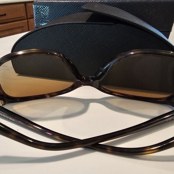 Prada sunglasses in excellent condition - Picture 4 of 4